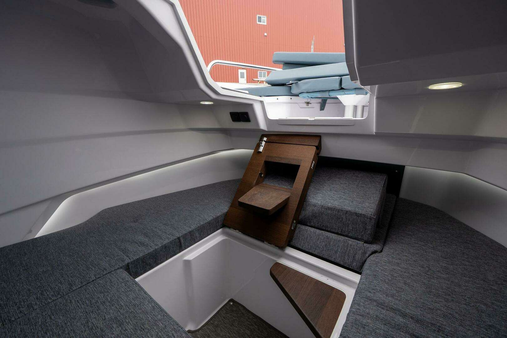 2026 Axopar Cross Cabin - Image 32