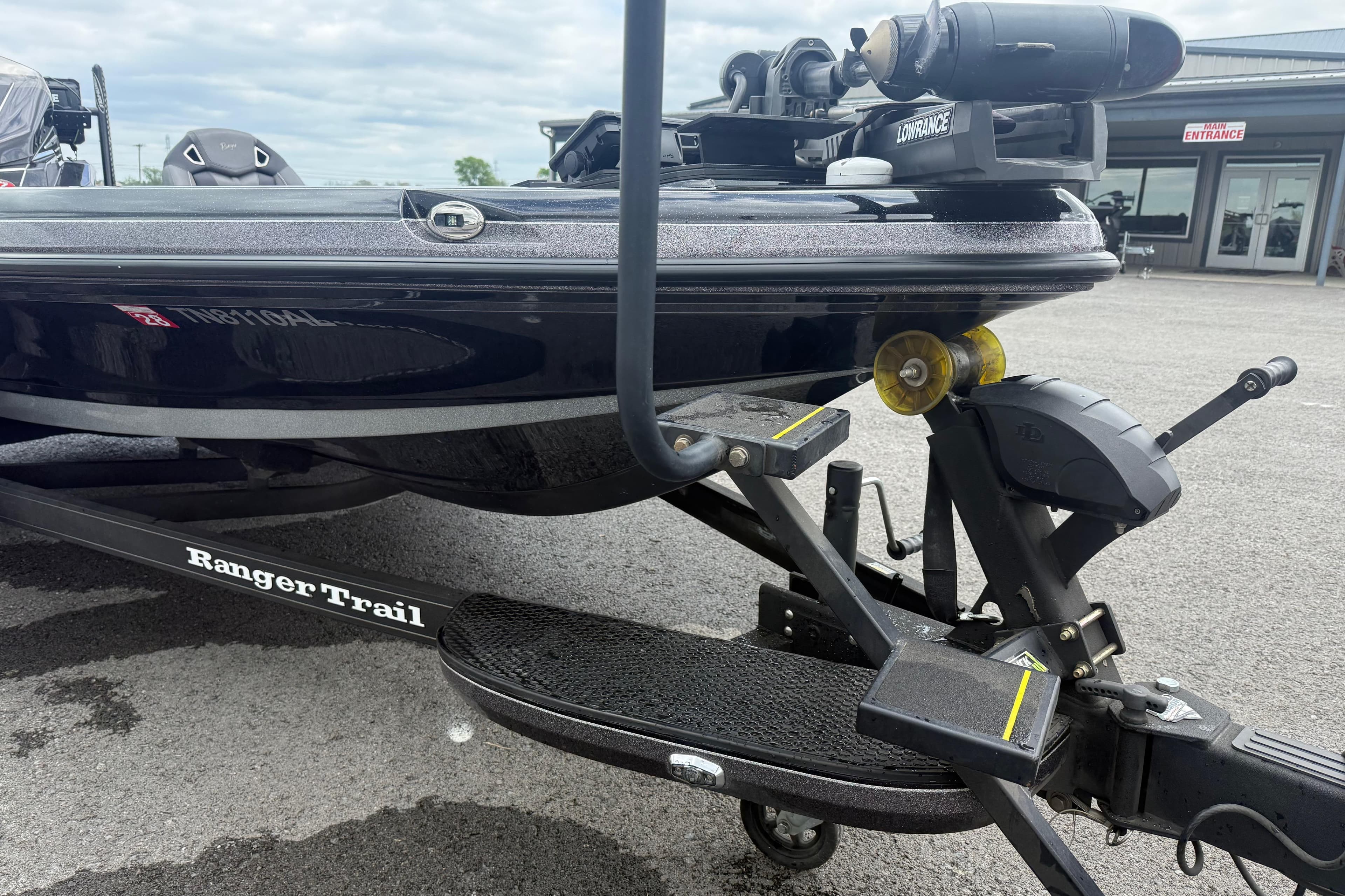 2024 Ranger Z520R boat on Ranger Trail trailer, featuring Lowrance equipment.
