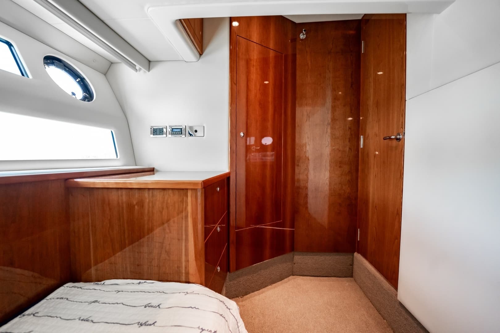 2016 Riviera 5000 Sport Yacht - Image 65