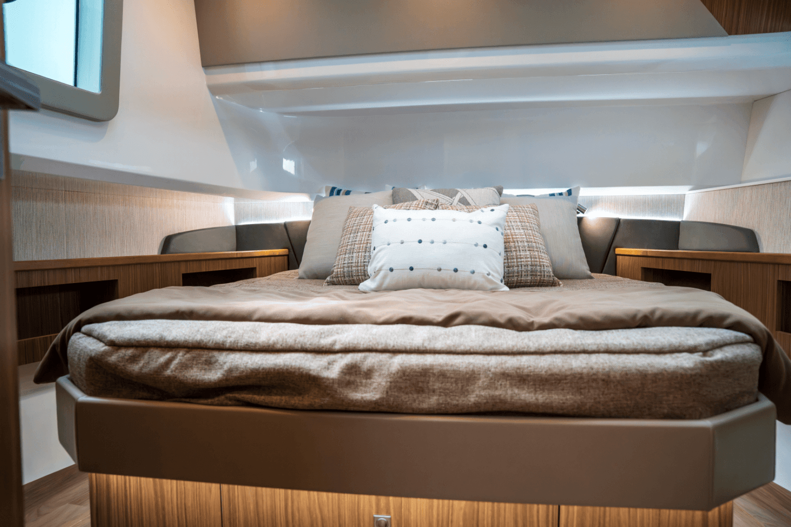 2026 Cruisers Yachts 50GLS OB - Image 40