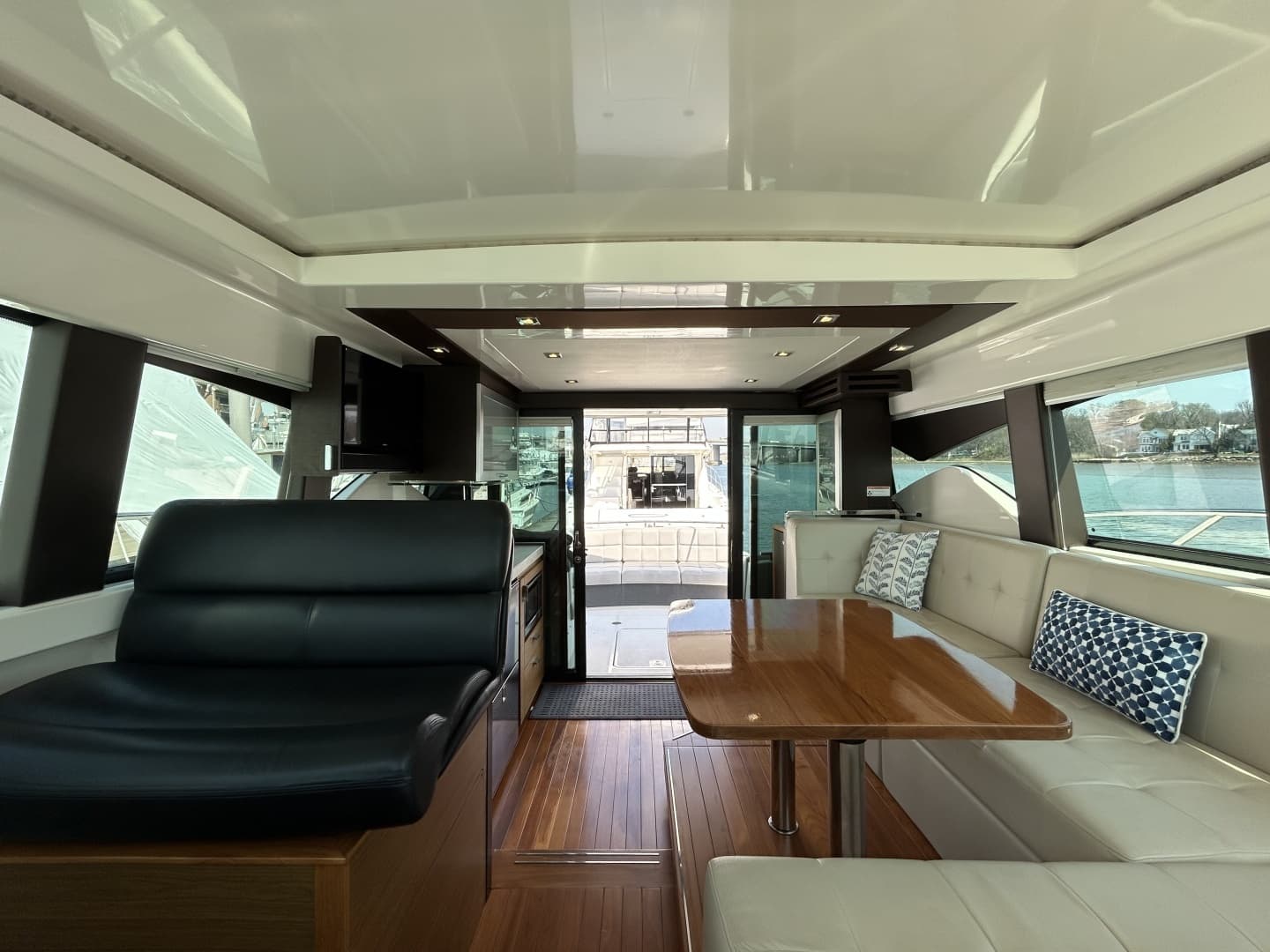 2016 Tiara Yachts C44 Coupe - Image 17