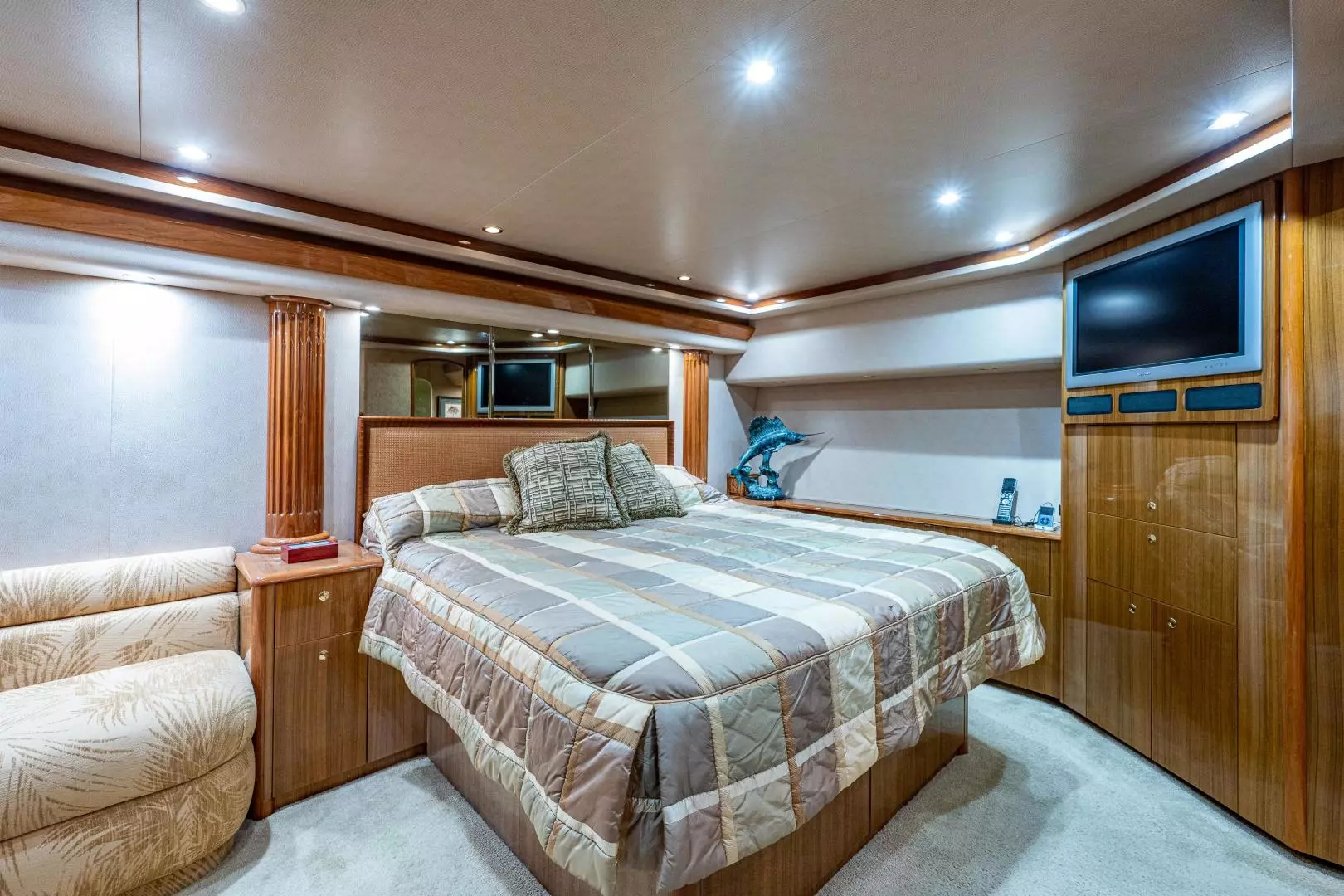 2005 Viking 74 Convertible - Image 16