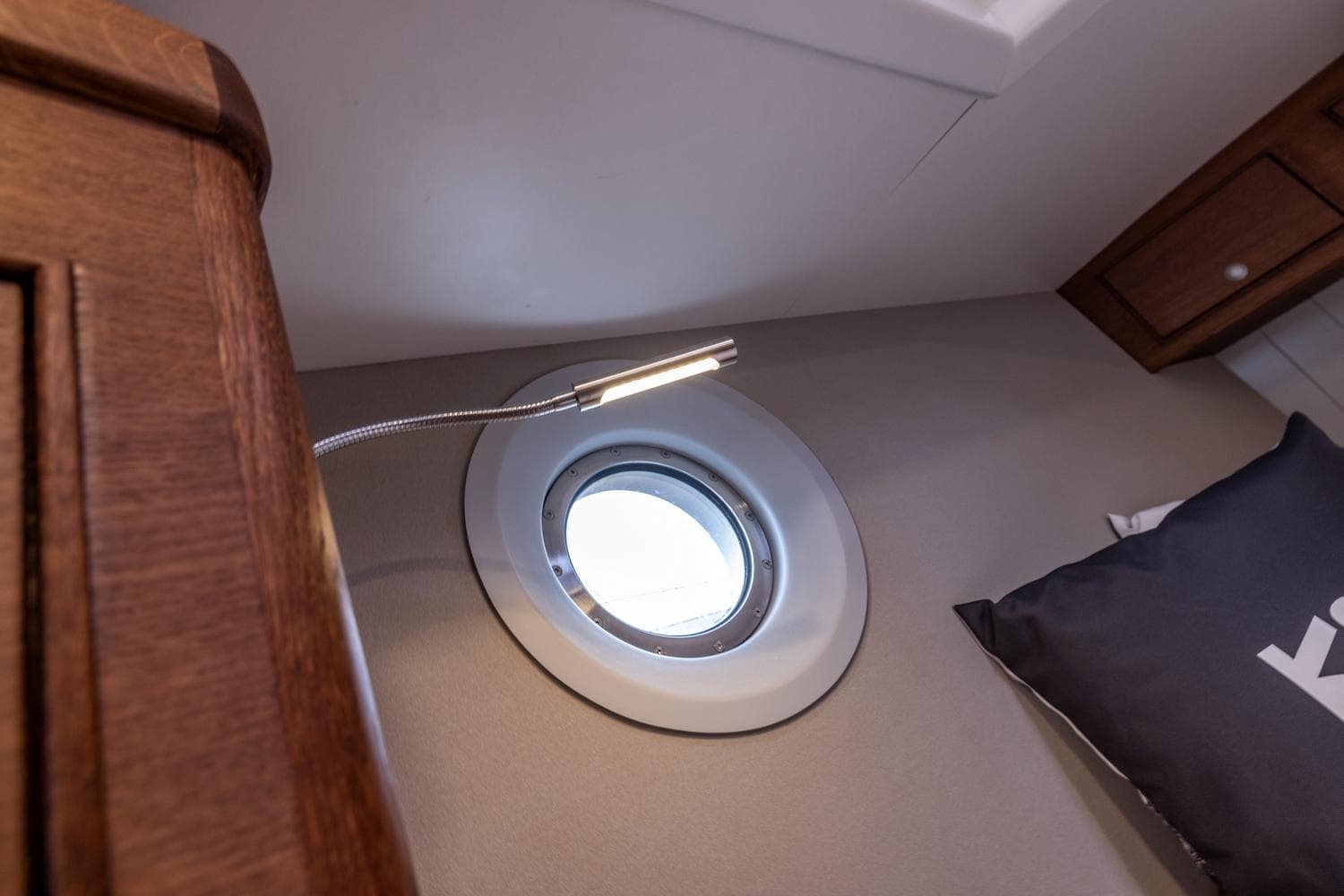Cozy interior of 2023 Bestevaer 36 yacht with porthole and reading light.