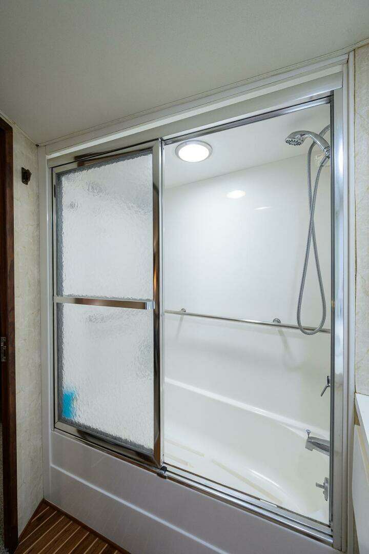 1987 Hatteras 63 Motor Yacht - Image 33