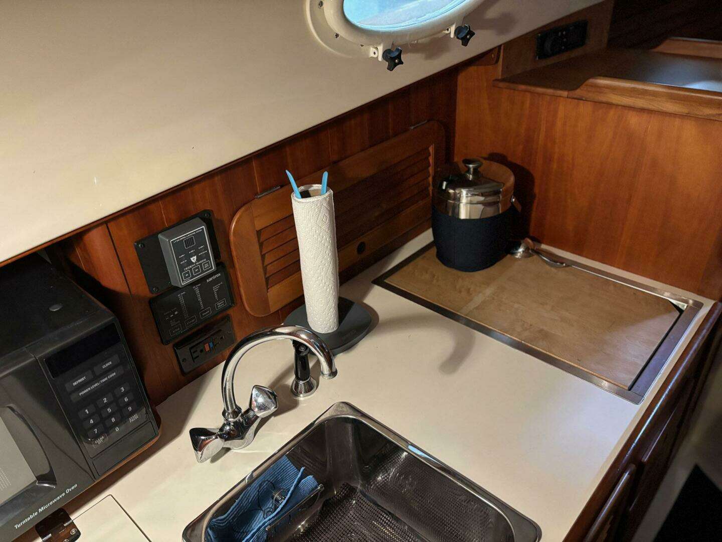 2003 Hinckley 36 Picnic Boat EP - Image 10