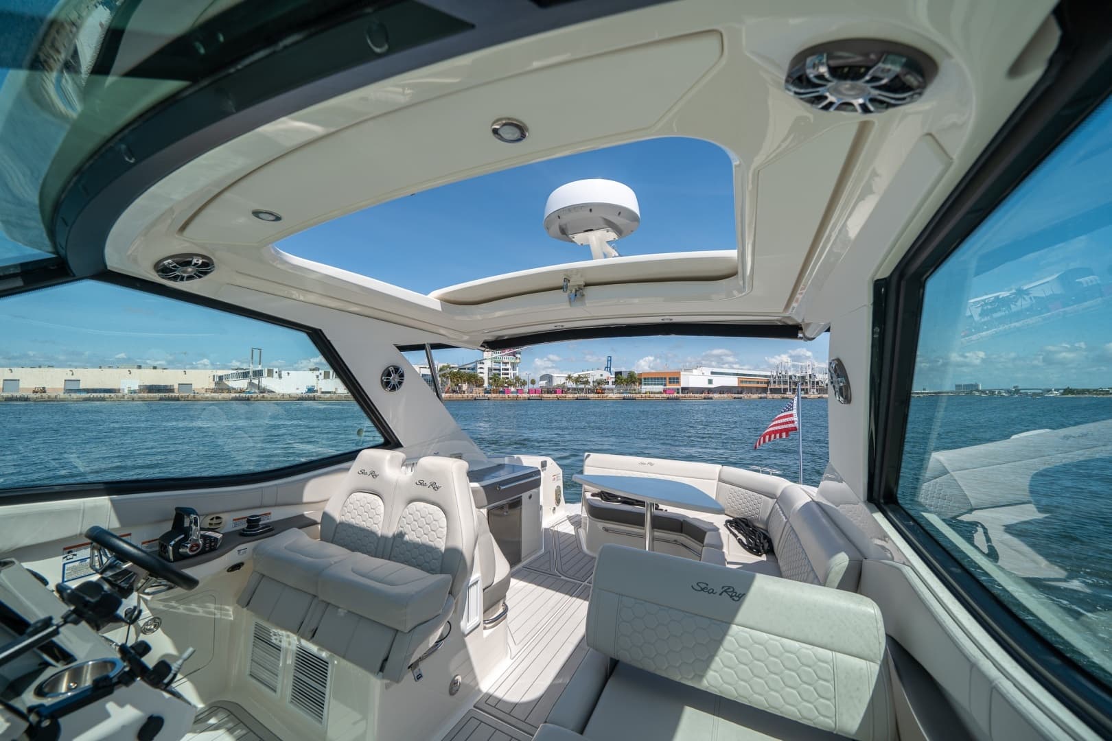2021 Sea Ray 320 Sundancer - Image 3