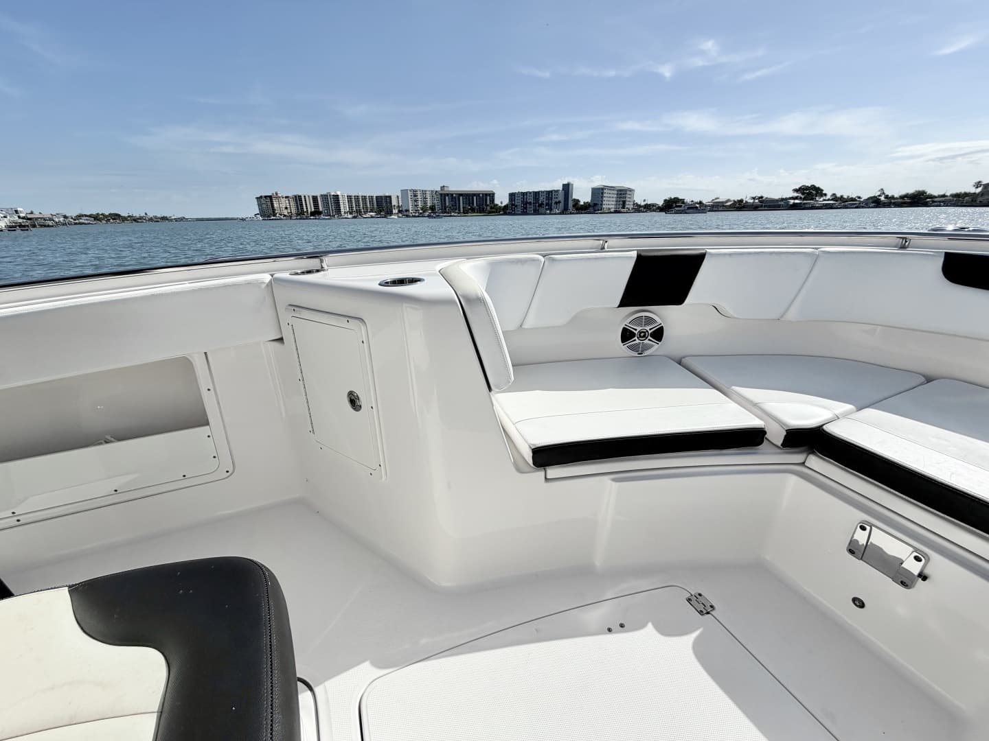 2021 Robalo R302 Center Console - Image 18
