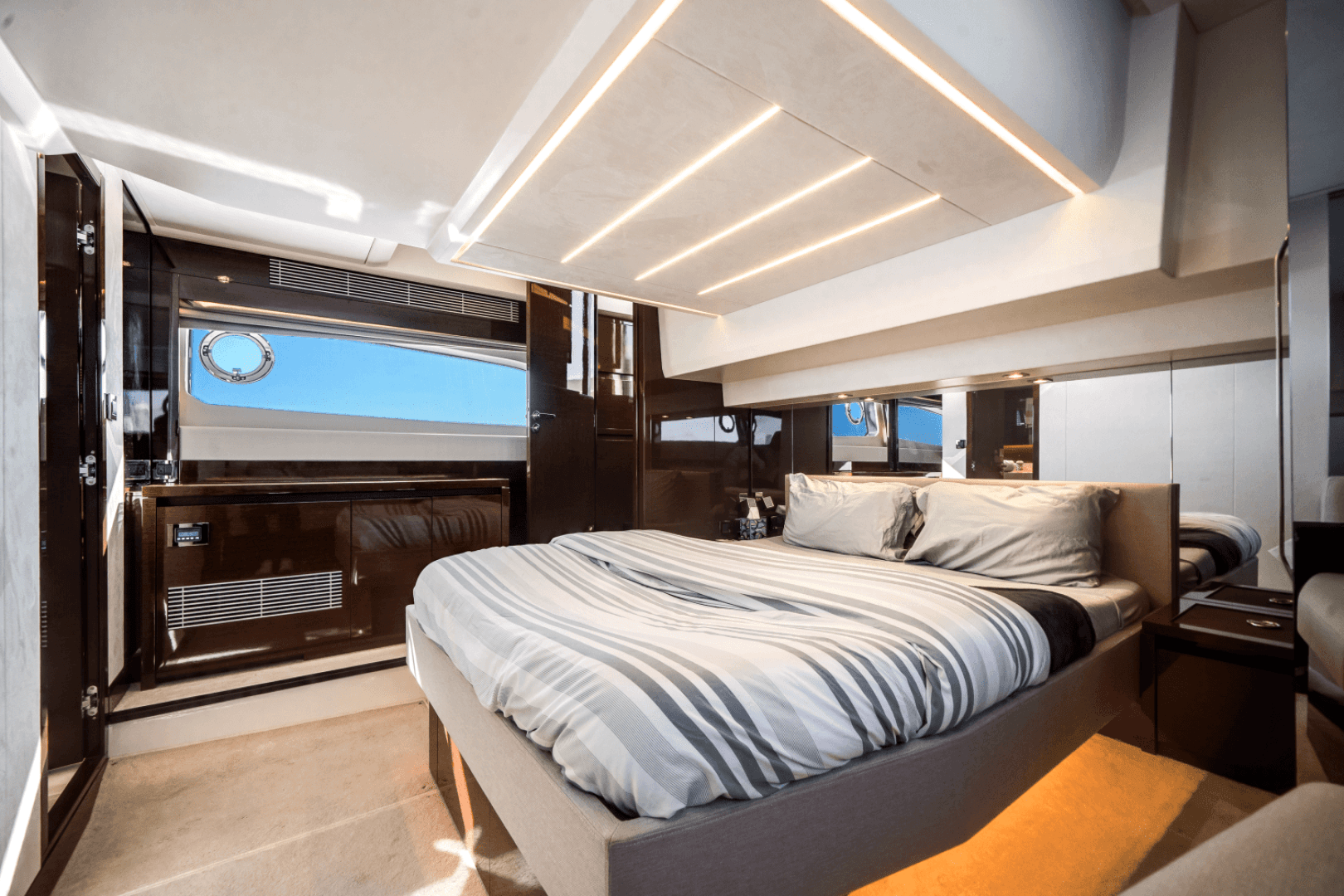 2020 Prestige 520 FLYBRIDGE - Image 43