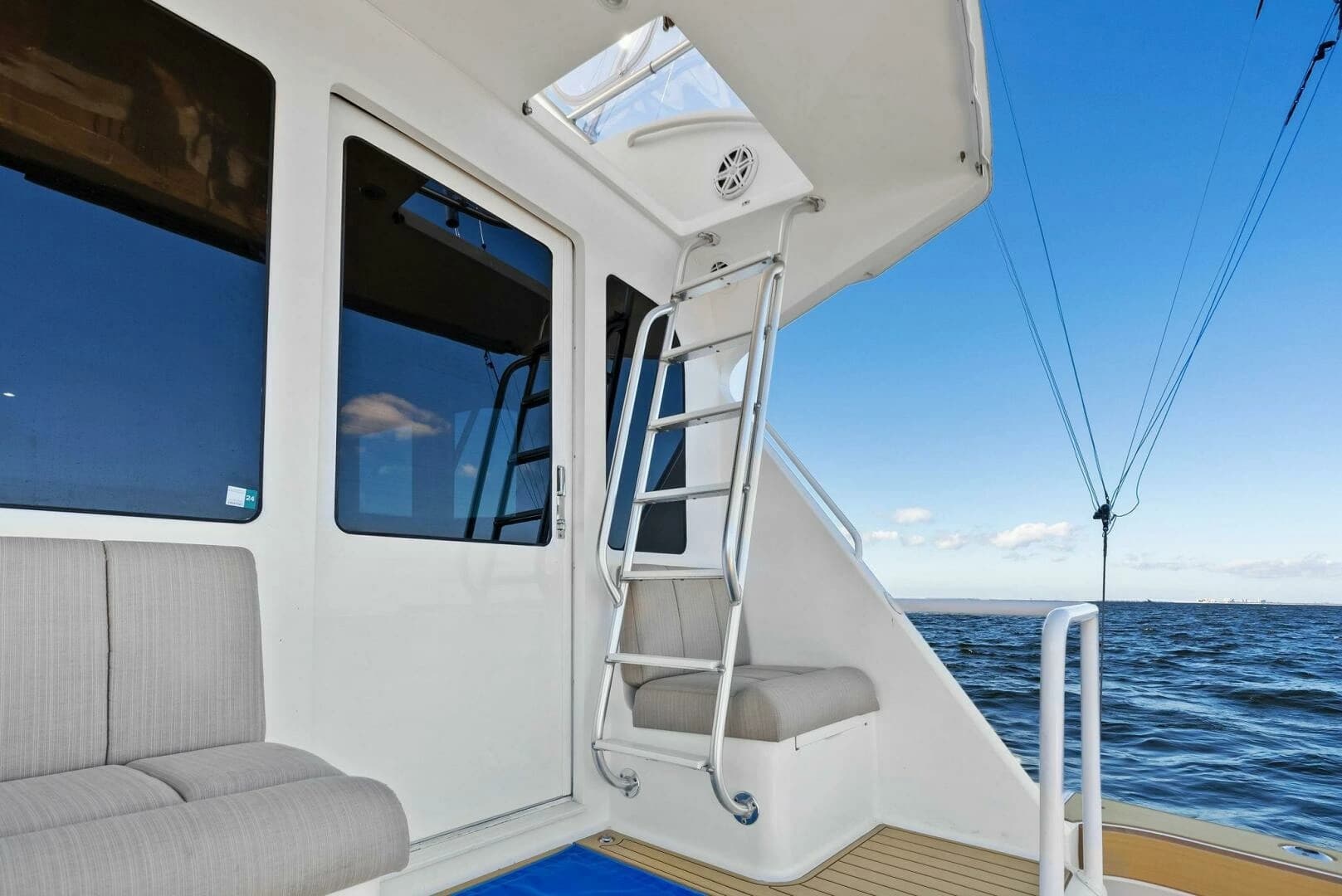 2002 Viking 65 Convertible - Image 23