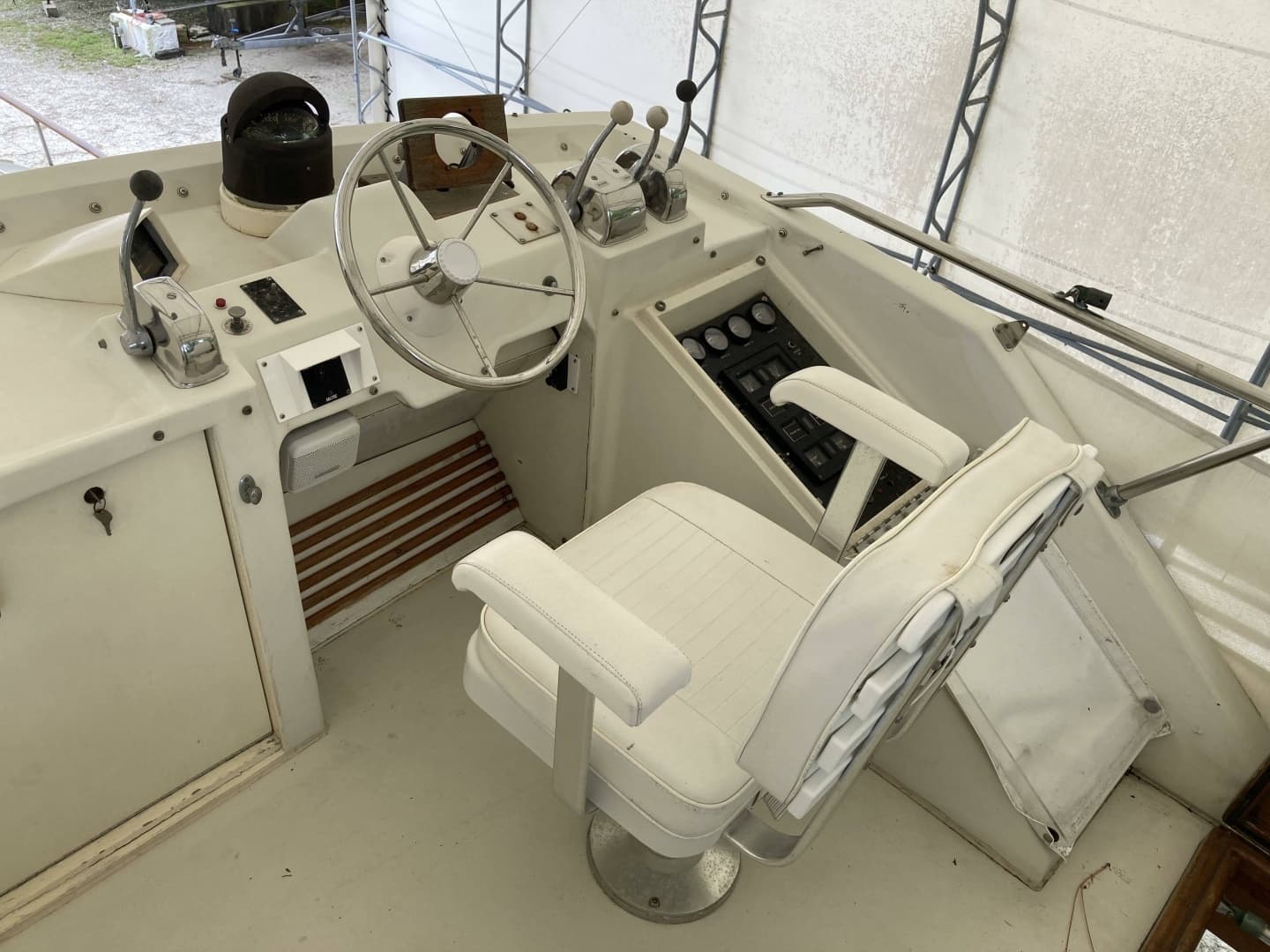 1972 Chris-Craft Commander Flush Deck - Image 8