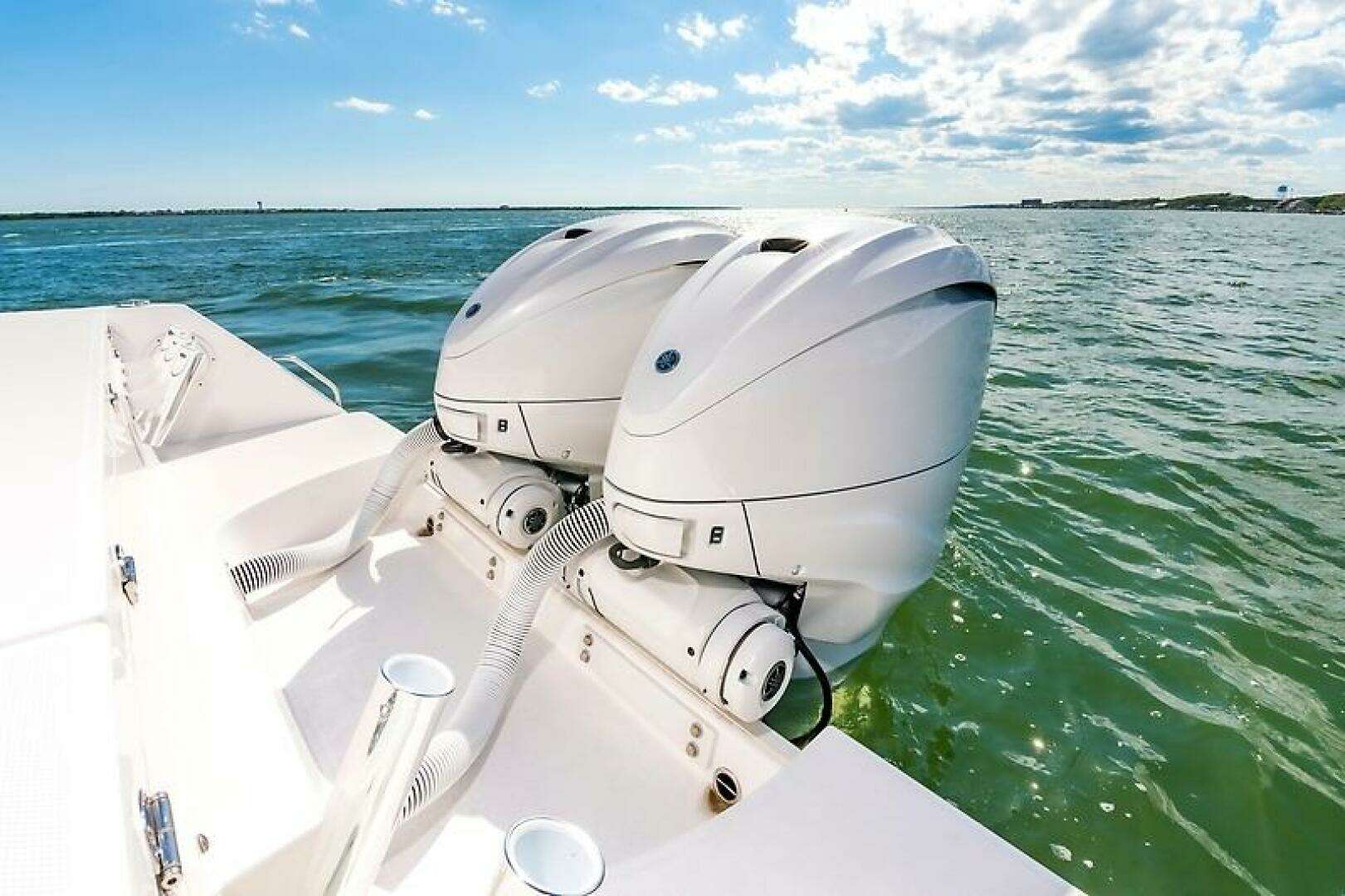 2023 Everglades 335CC - Image 30