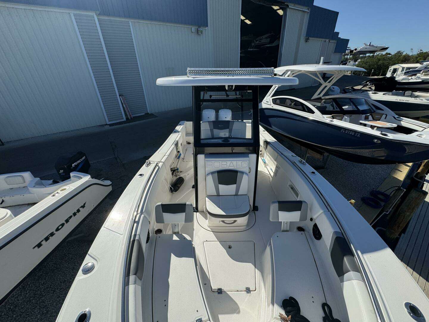 2023 Robalo R270 Center Console - Image 45