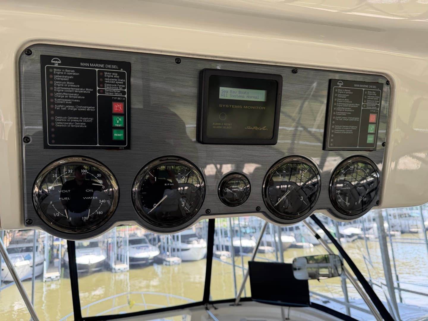 2005 Sea Ray 550 SEDAN BRIDGE - Image 11
