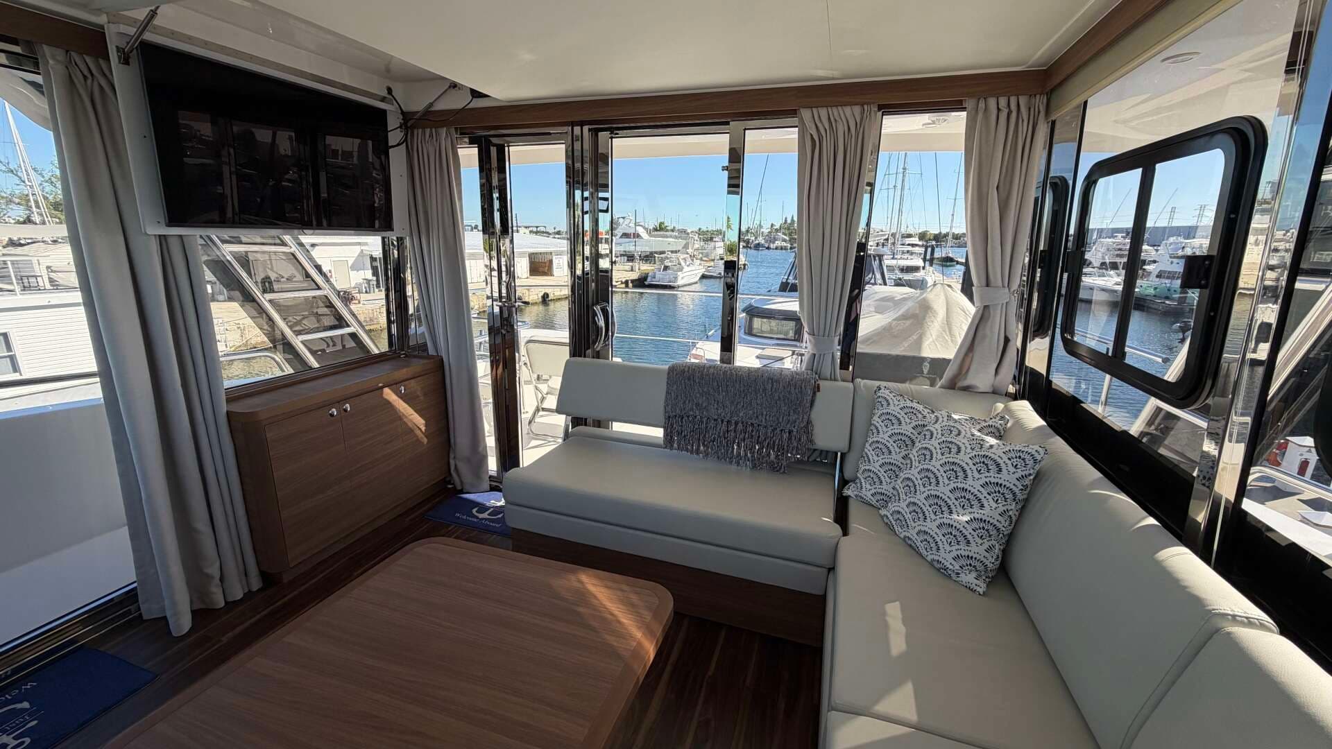 2025 Aquila 54 ENCLOSED BRIDGE - Image 73