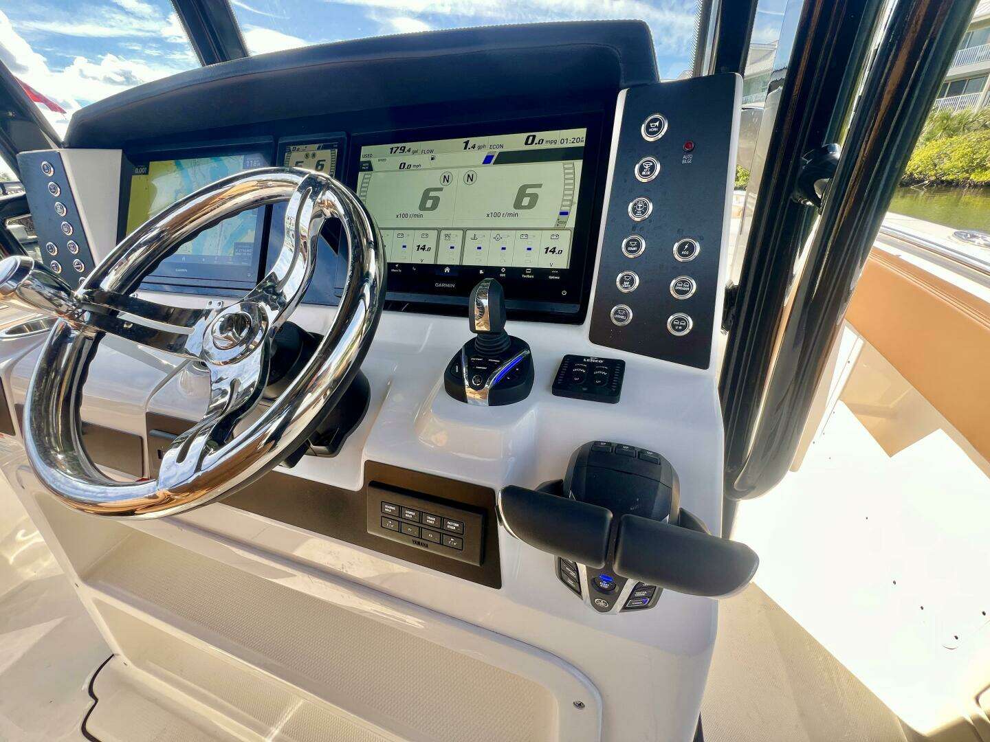 2025 Robalo R302 Center Console - Image 15