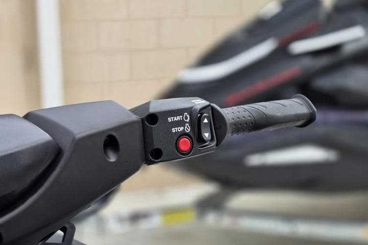 2026 Yamaha WaveRunner FX Limited SVHO handlebar with start and stop buttons.