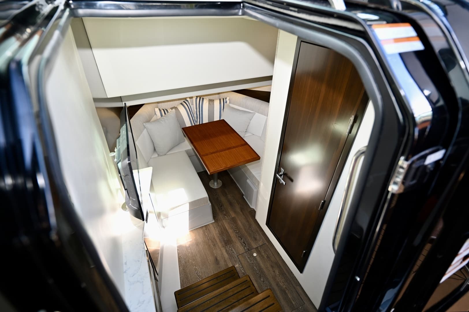 2022 Cruisers Yachts 38 GLS OB - Image 28