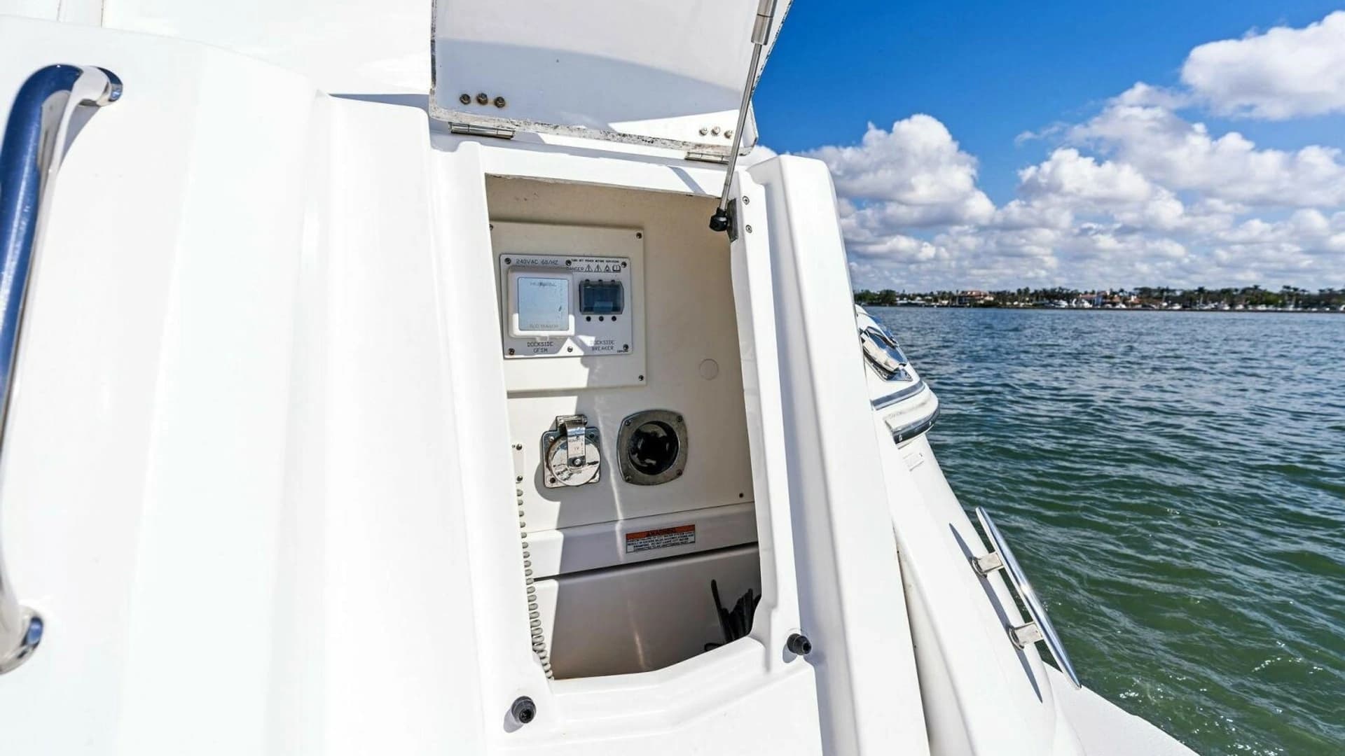 2019 Cruisers Yachts 45 Cantius - Image 25