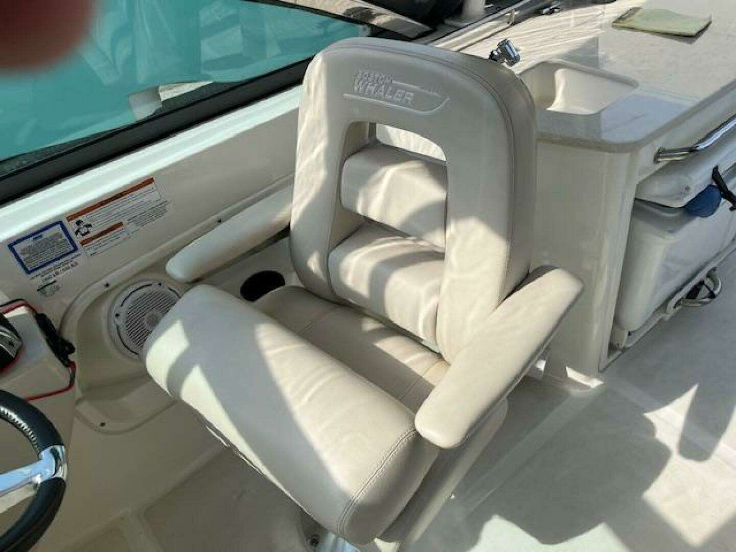 2018 Boston Whaler 270 Vantage - Image 26