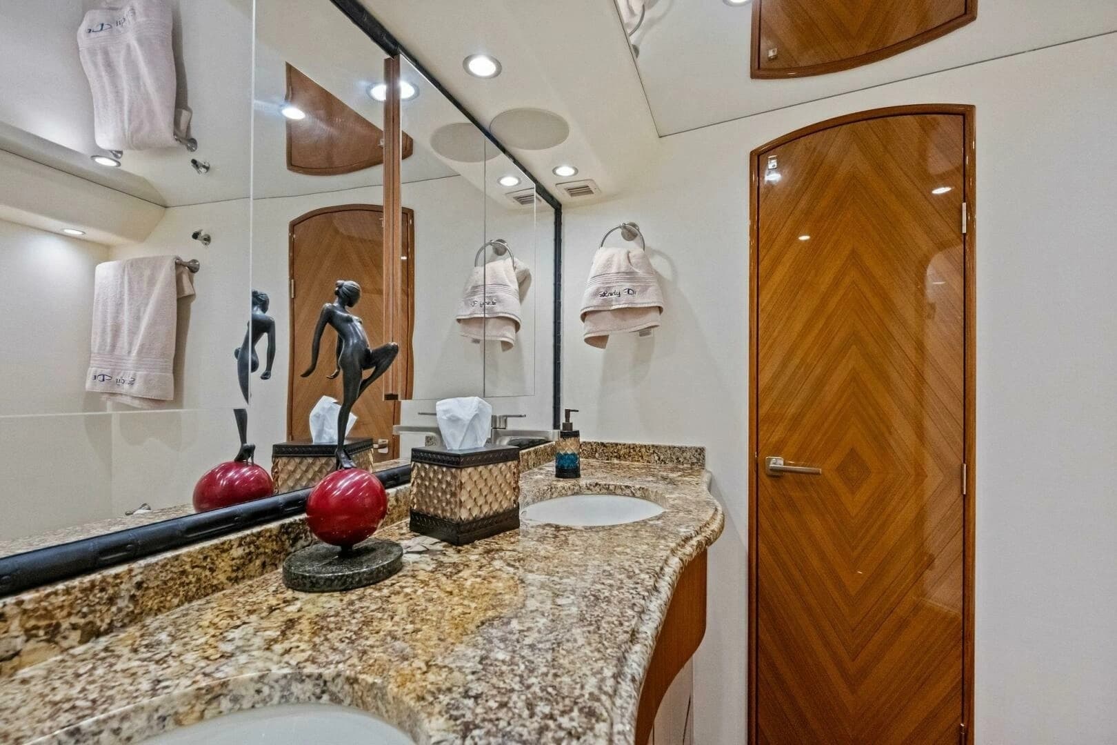 2012 Viking 82 Convertible - Image 31