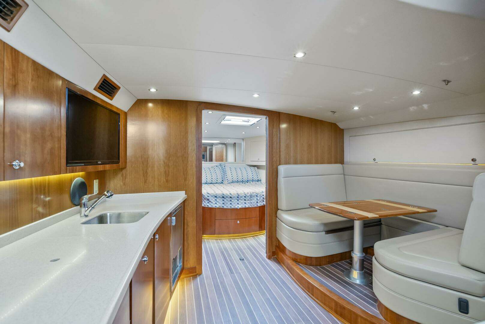 2018 Albemarle 41 Express - Image 25