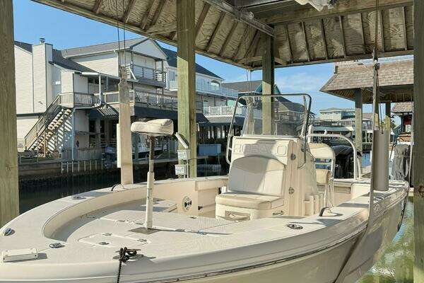 2016 Robalo 226 Cayman - Image 1