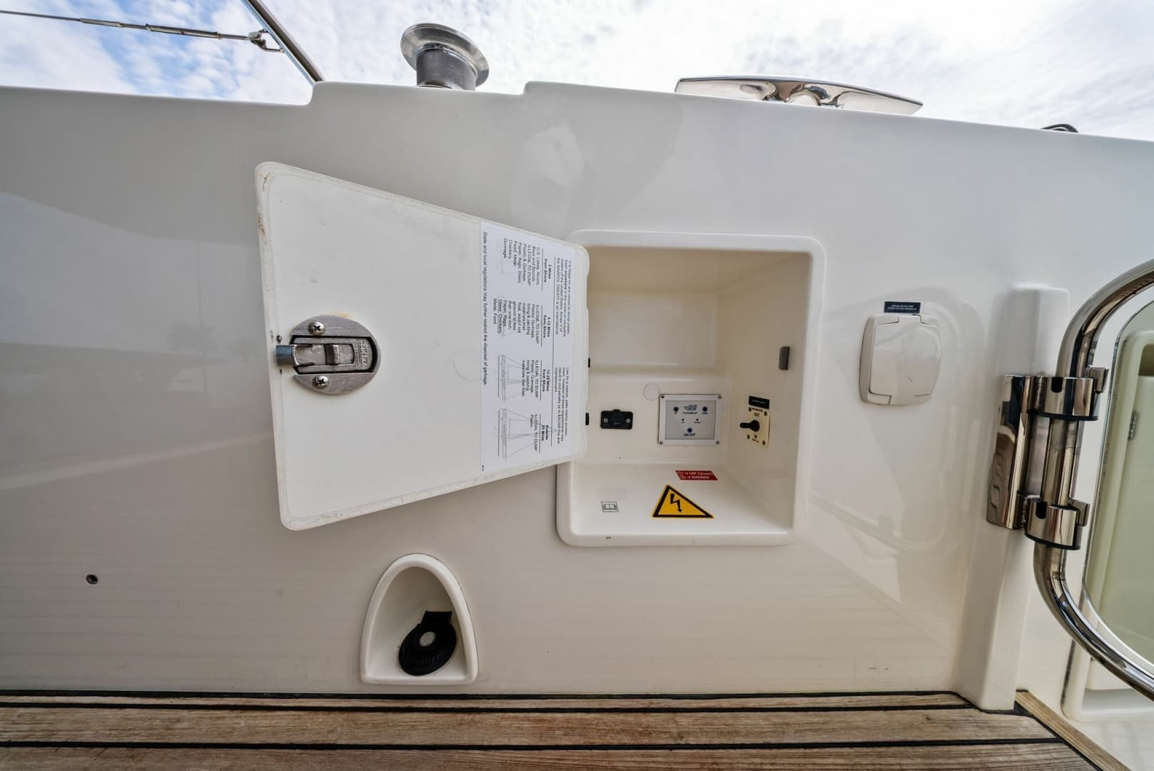 2015 Prestige 550 - Image 11