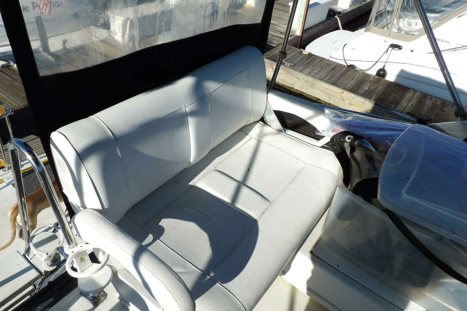 1992 Carver 28 Aft Cabin Motor Yacht - Image 12