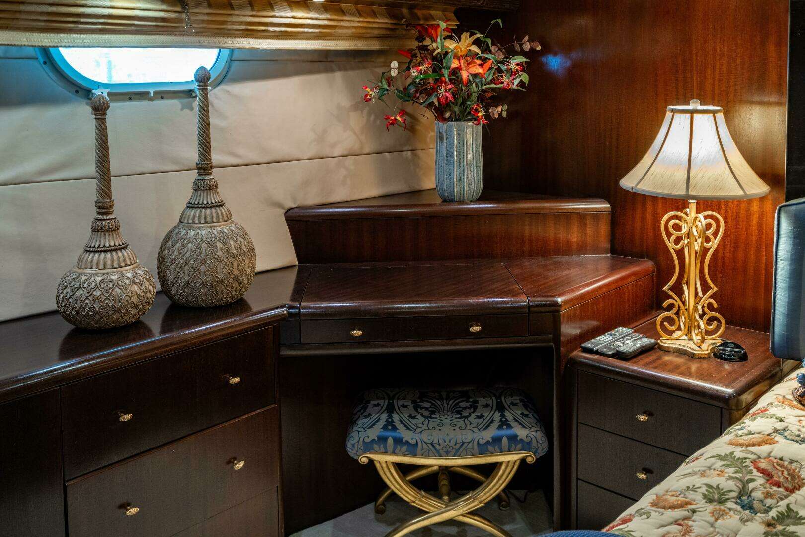 2001 Hatteras 100 Motor Yacht - Image 51