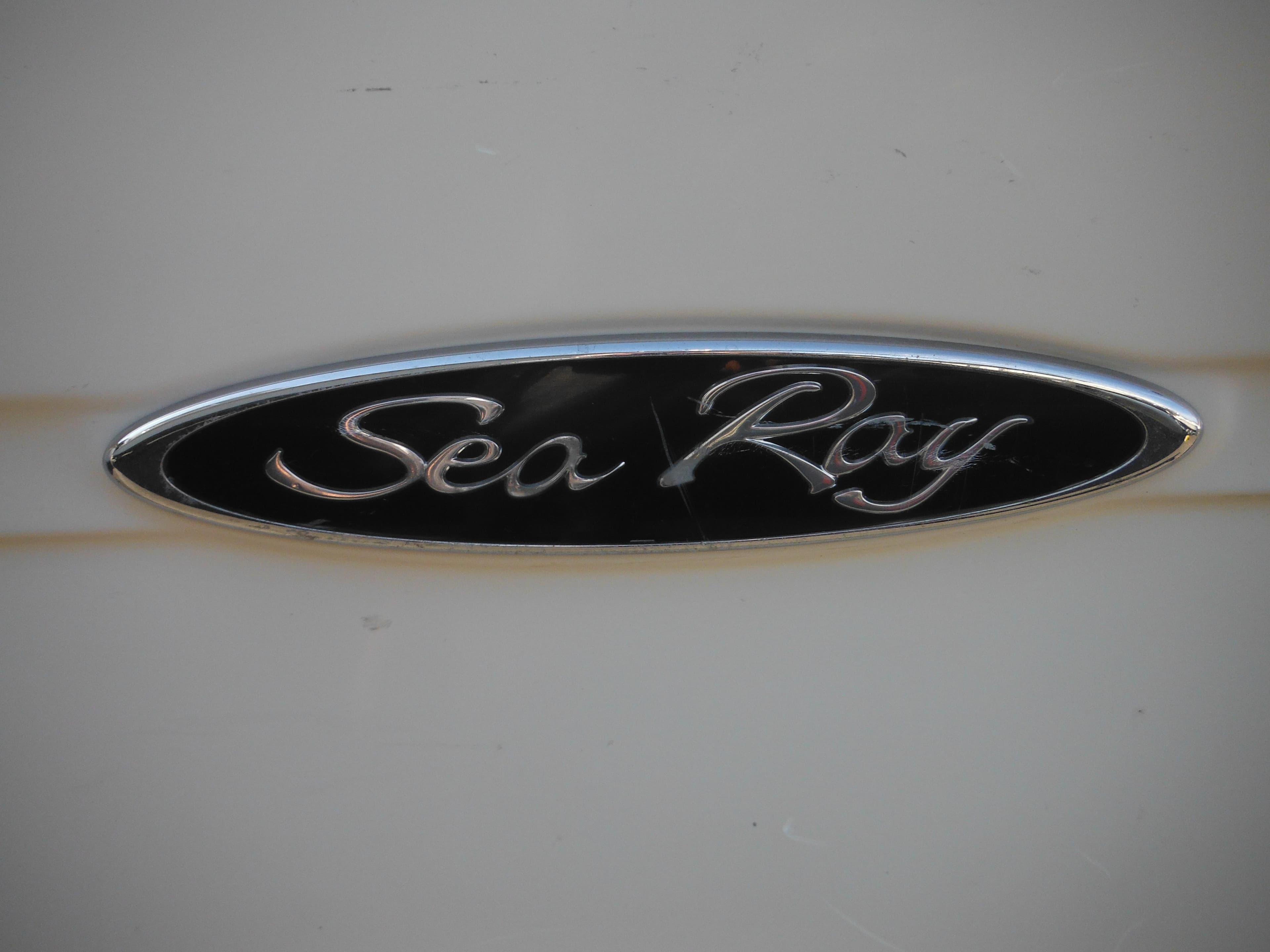 2004 Sea Ray 215 Weekender logo on boat exterior.