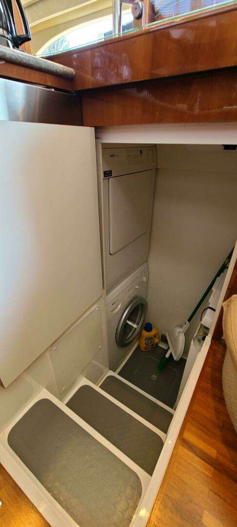 2006 Viking Sport Cruisers 61 Flybridge - Image 26