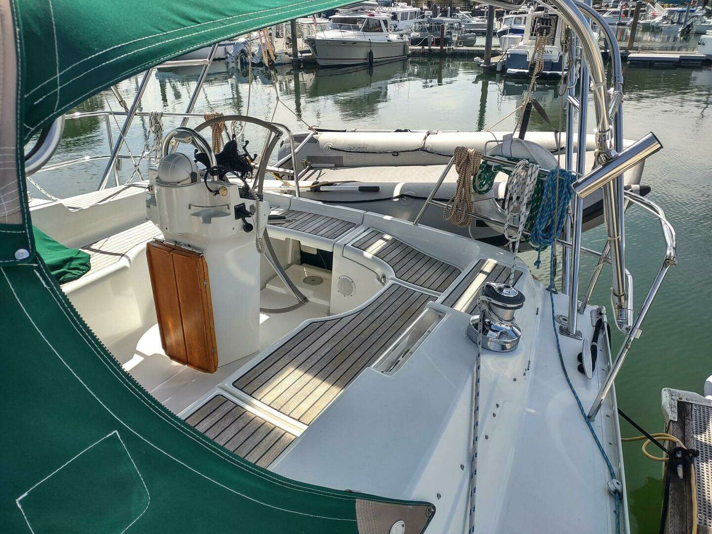 2004 Beneteau 393 - Image 8