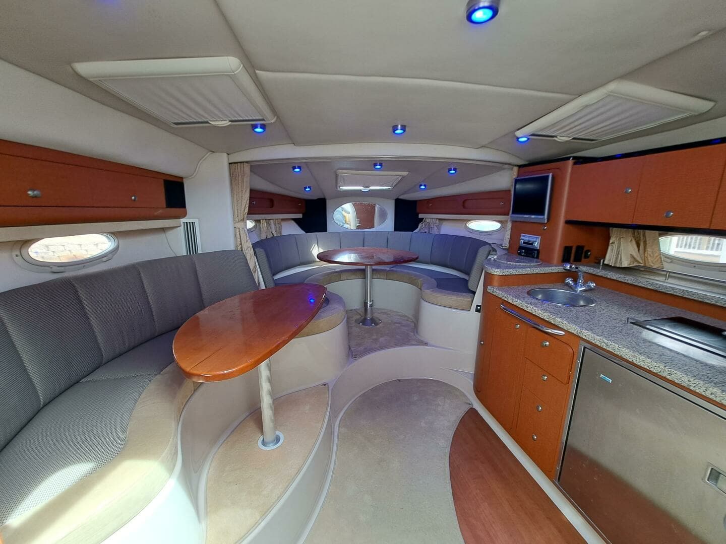 2005 Chaparral 330 Signature Cruiser - Image 10