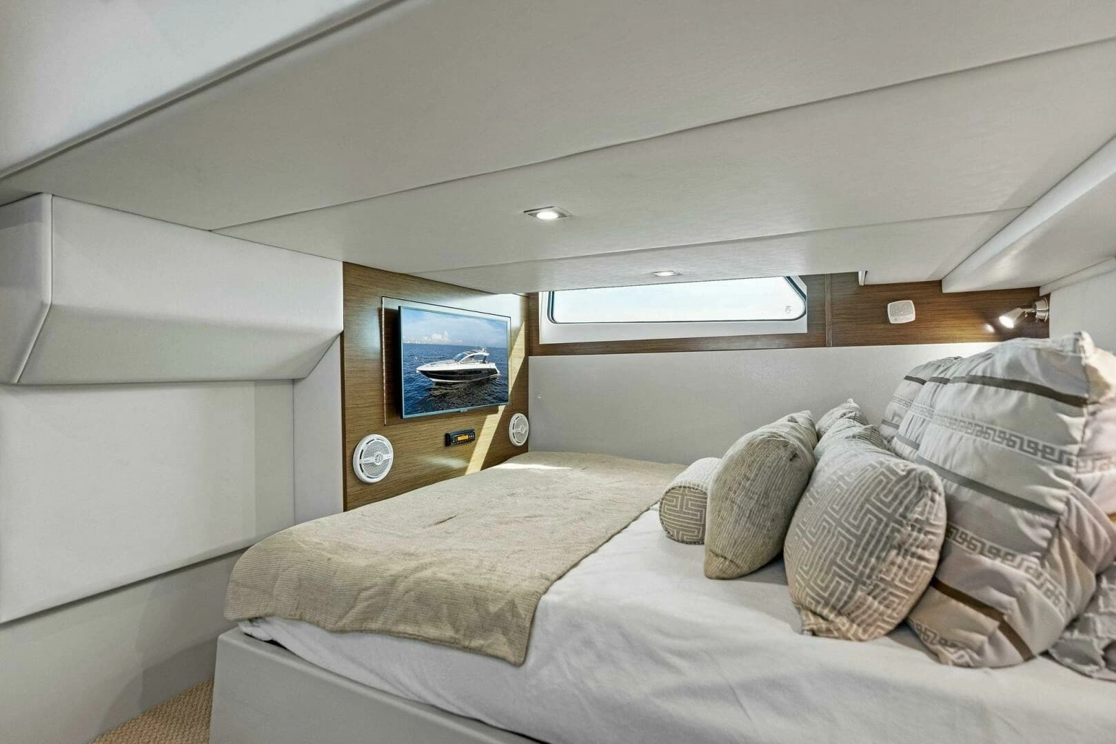 2015 Cruisers Yachts 390 Express Coupe - Image 30