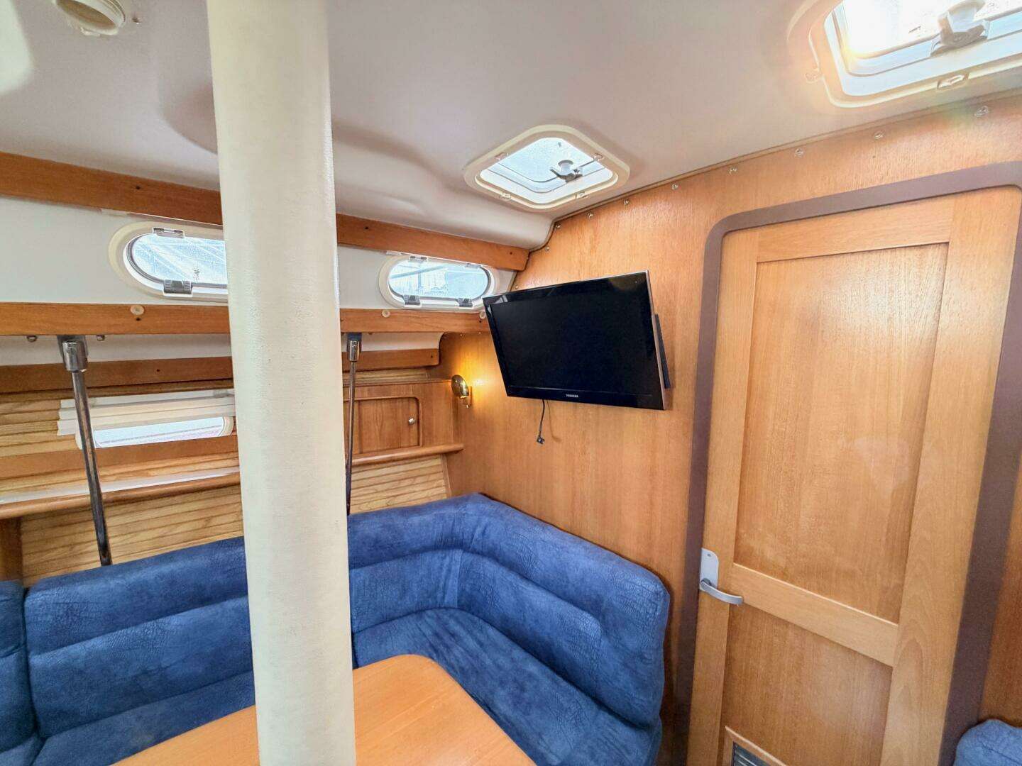 2001 Catalina 380 - Image 37