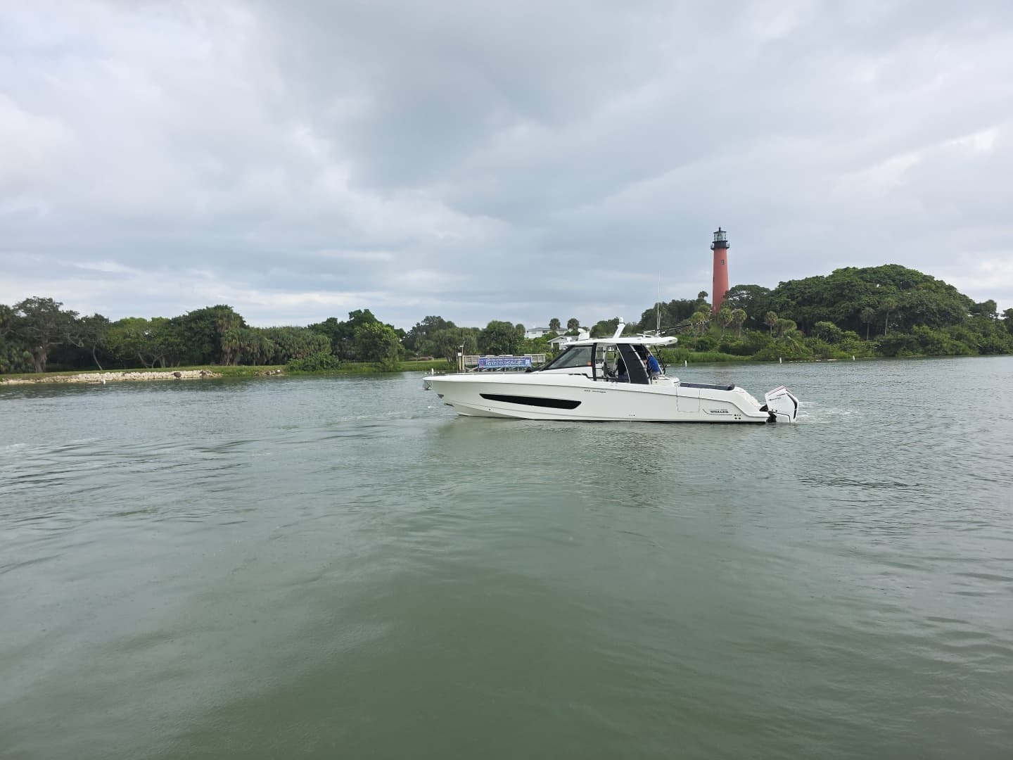 2021 Boston Whaler 420 Outrage - Image 5
