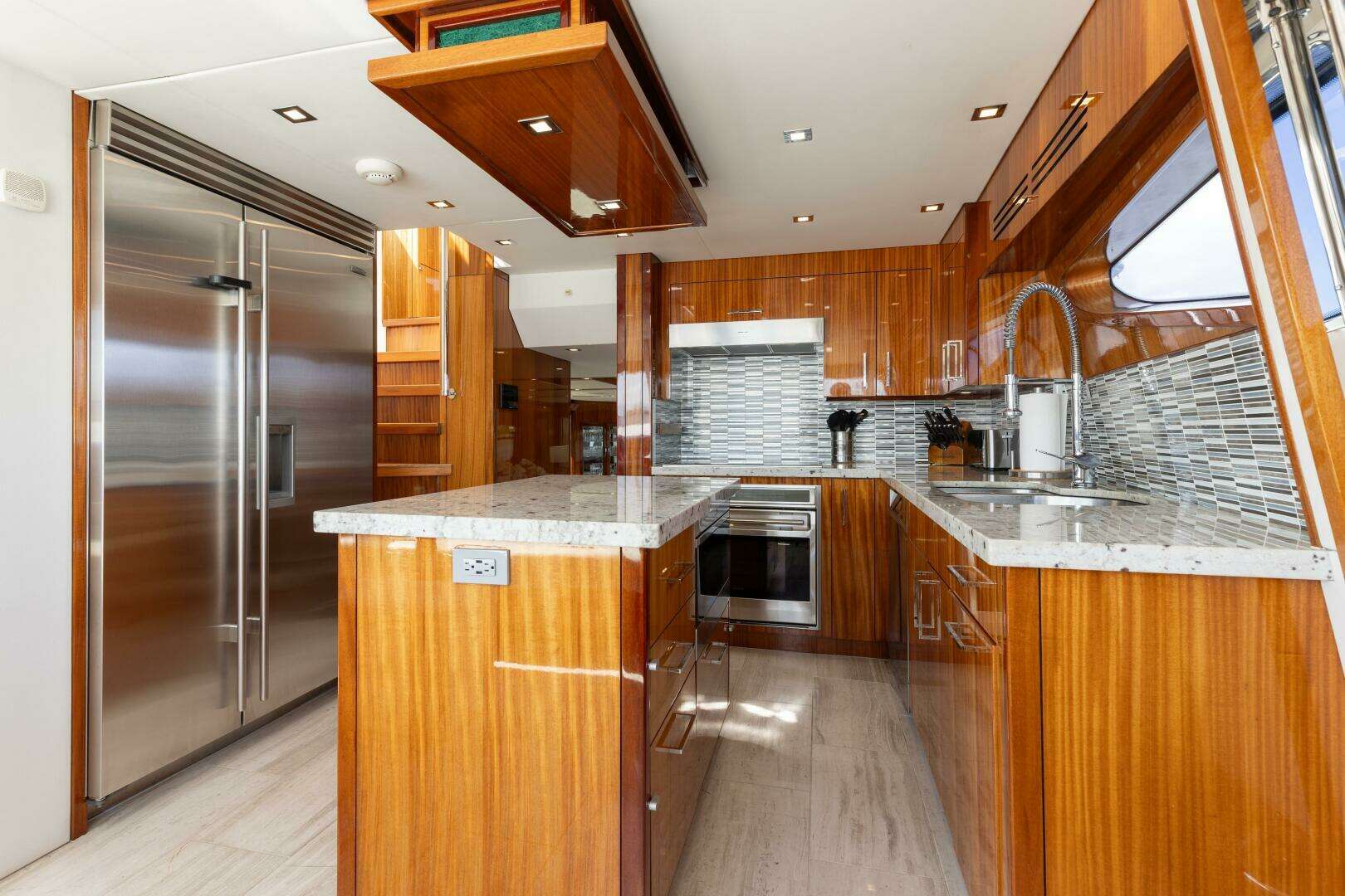 2014 Hatteras 80 - Image 31