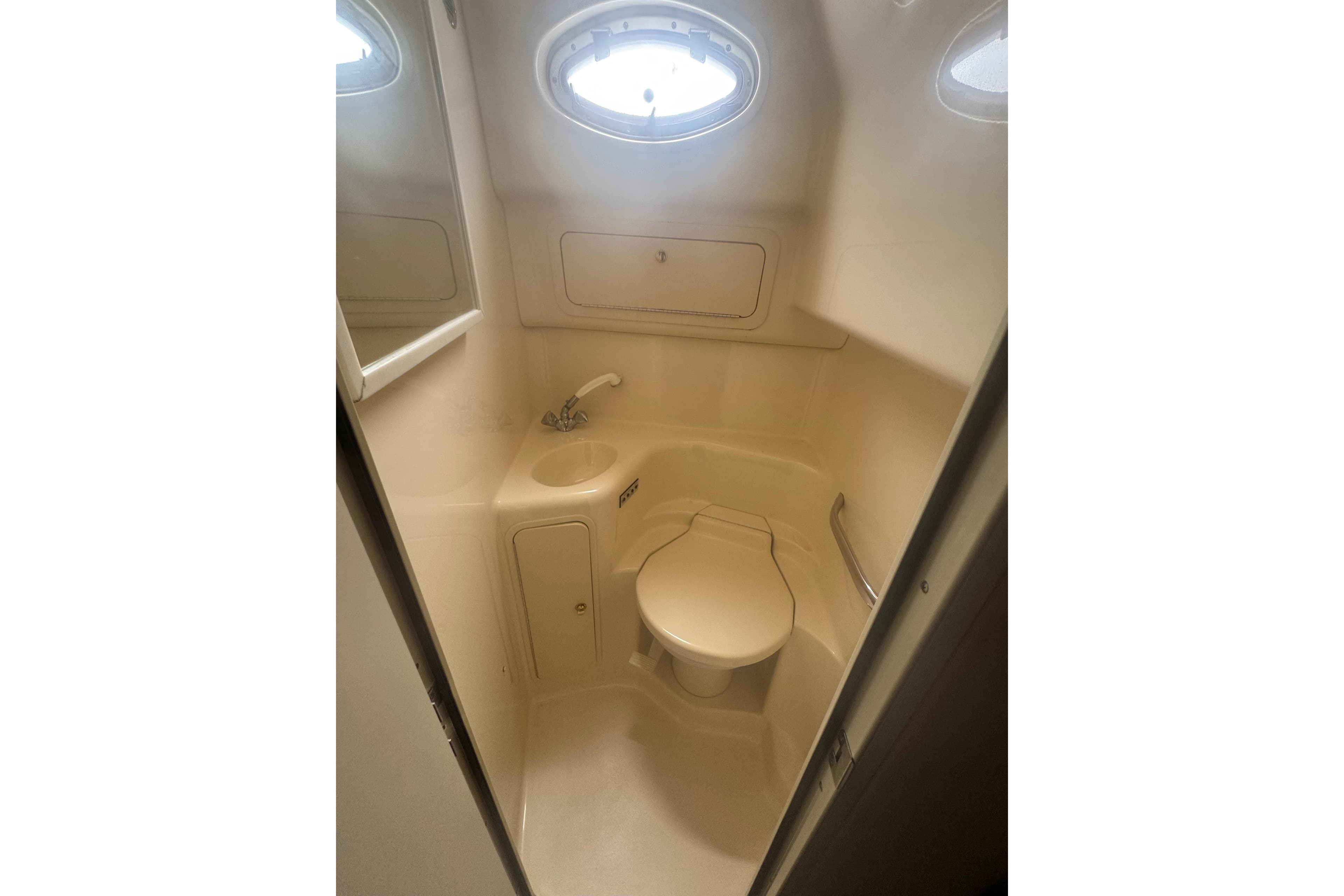 1999 Sea Ray Sundancer 400 yacht bathroom with compact design and porthole window.