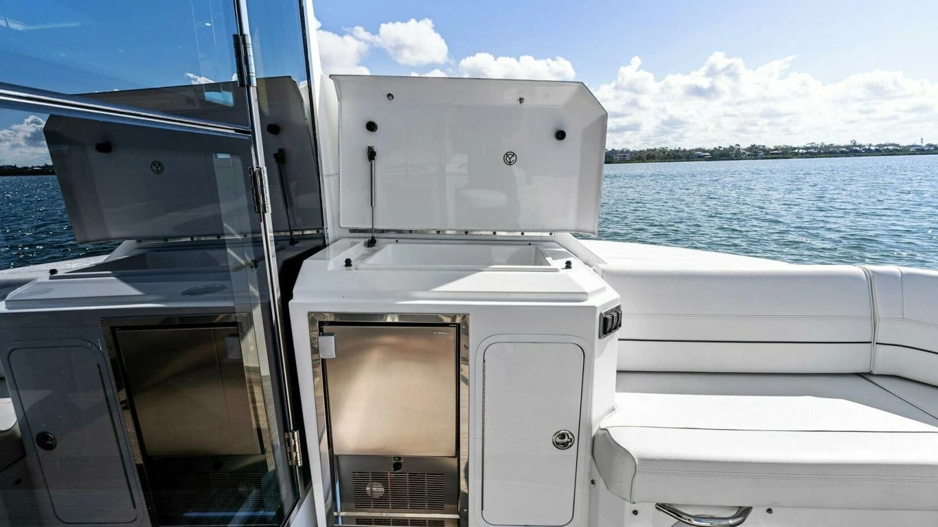 2019 Cruisers Yachts 45 Cantius - Image 19