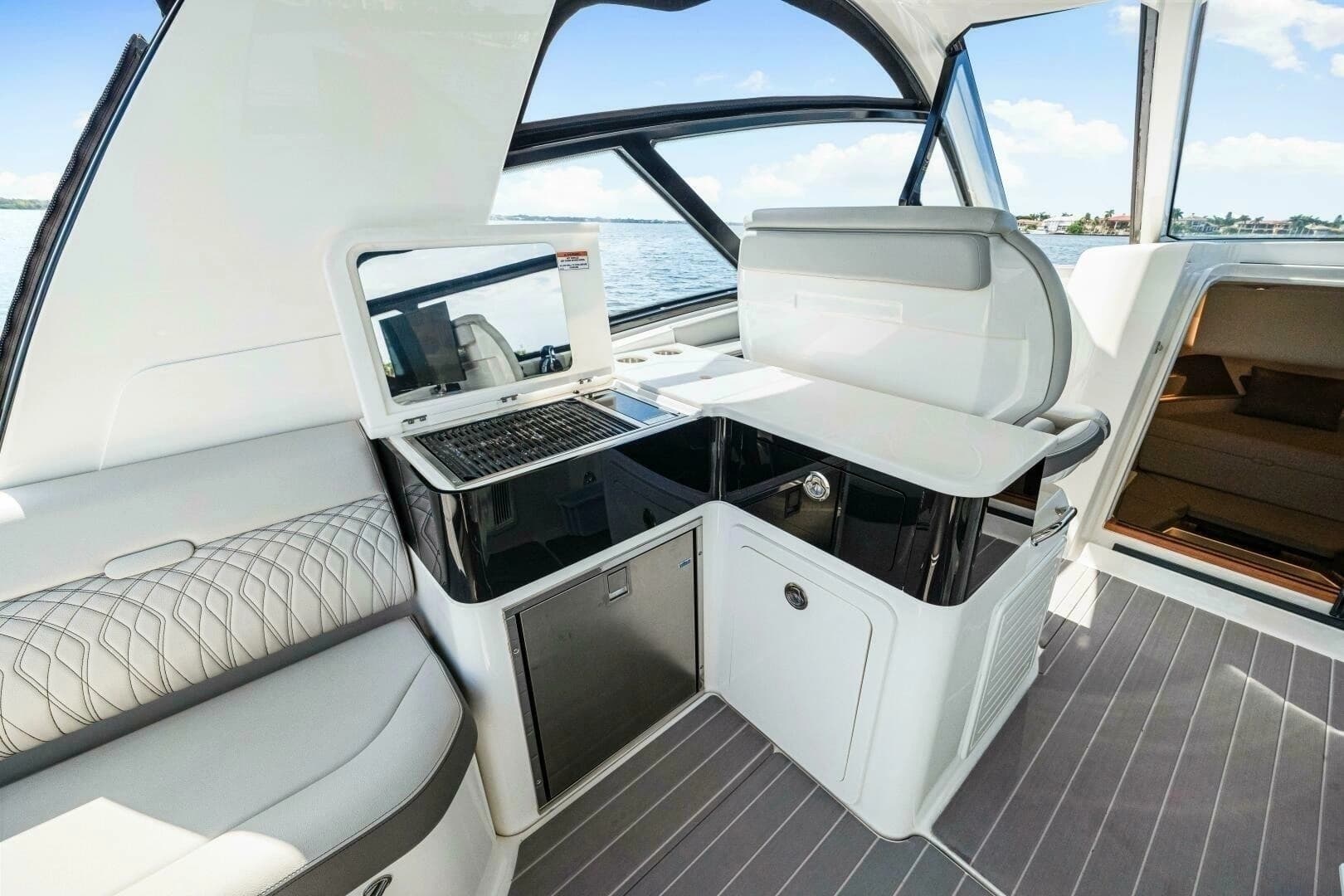 2022 Sea Ray 370 Sundancer - Image 23