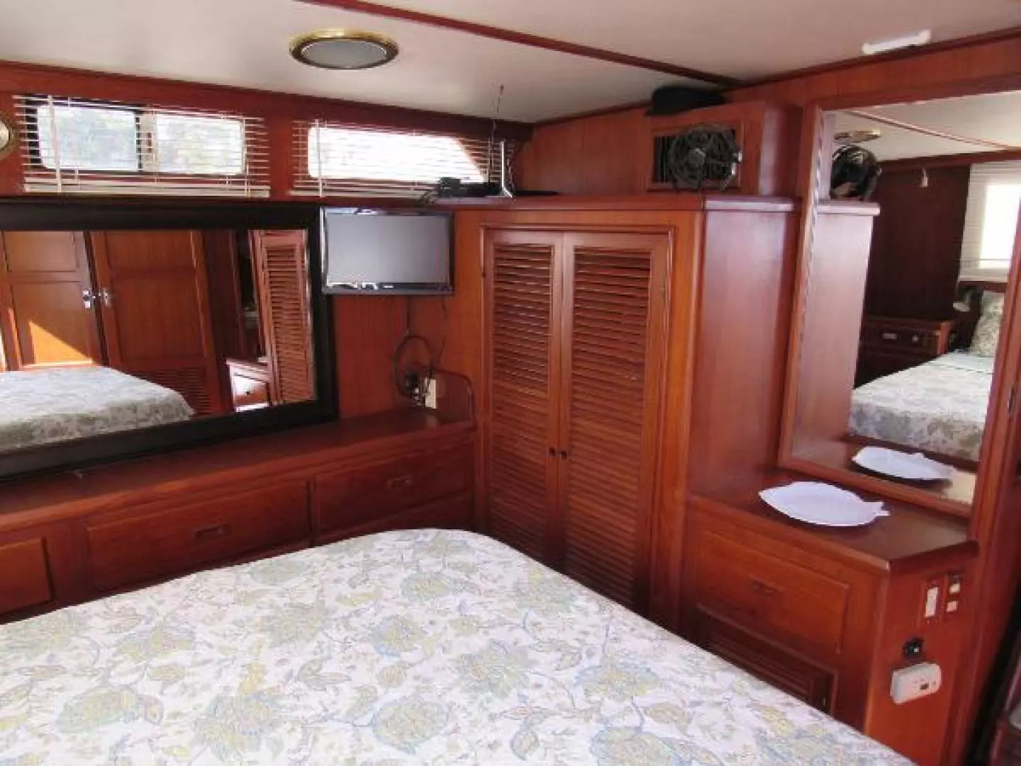 1987 Offshore Yachts Yachtfisher CPMY - Image 10