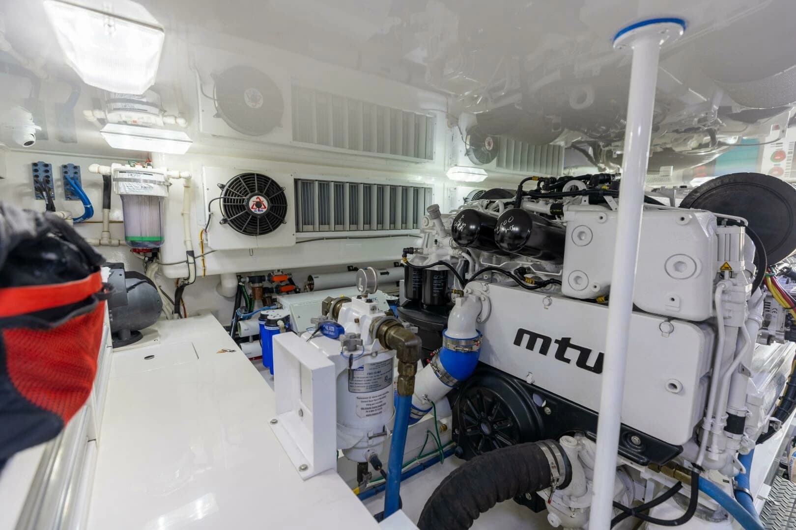 2020 Viking 62 Convertible - Image 48