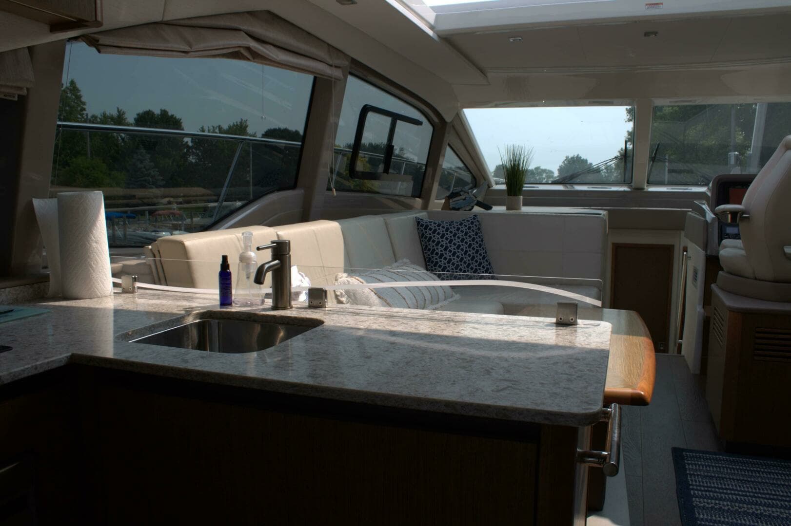 2017 Sea Ray 460 Sundancer - Image 25