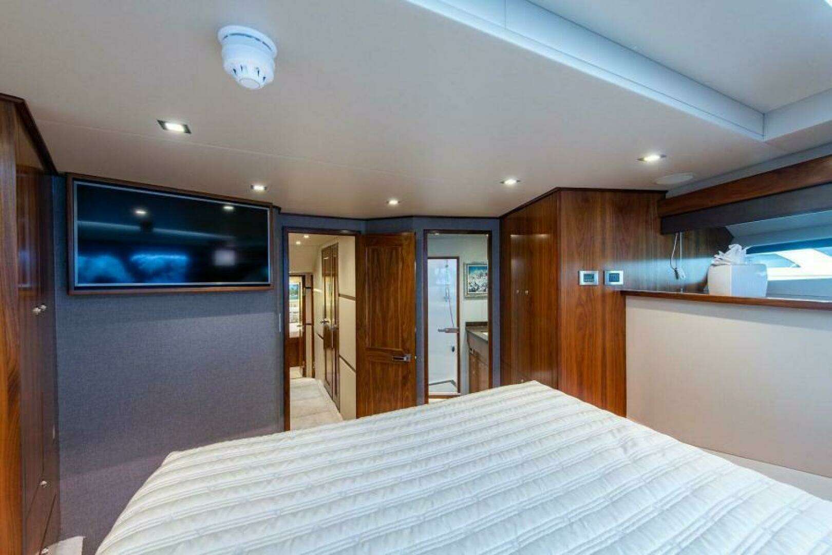 2018 Viking Enclosed Flybridge - Image 30