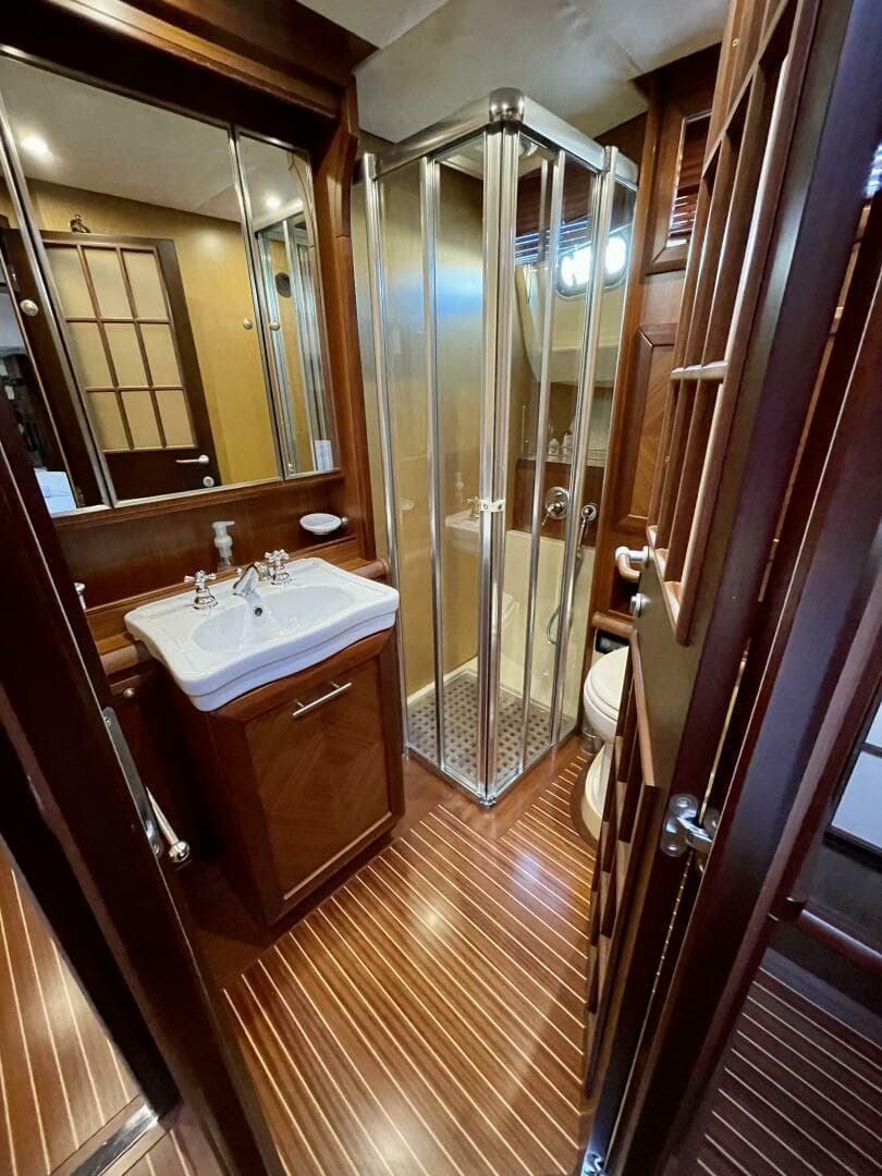 2006 Mochi Craft 74' Dolphin - Image 31