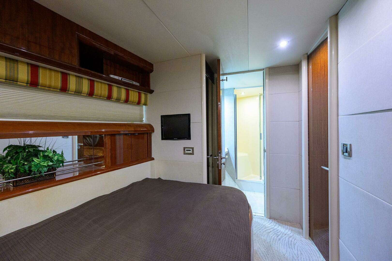 2007 Lazzara Yachts 80 Enclosed - Image 23