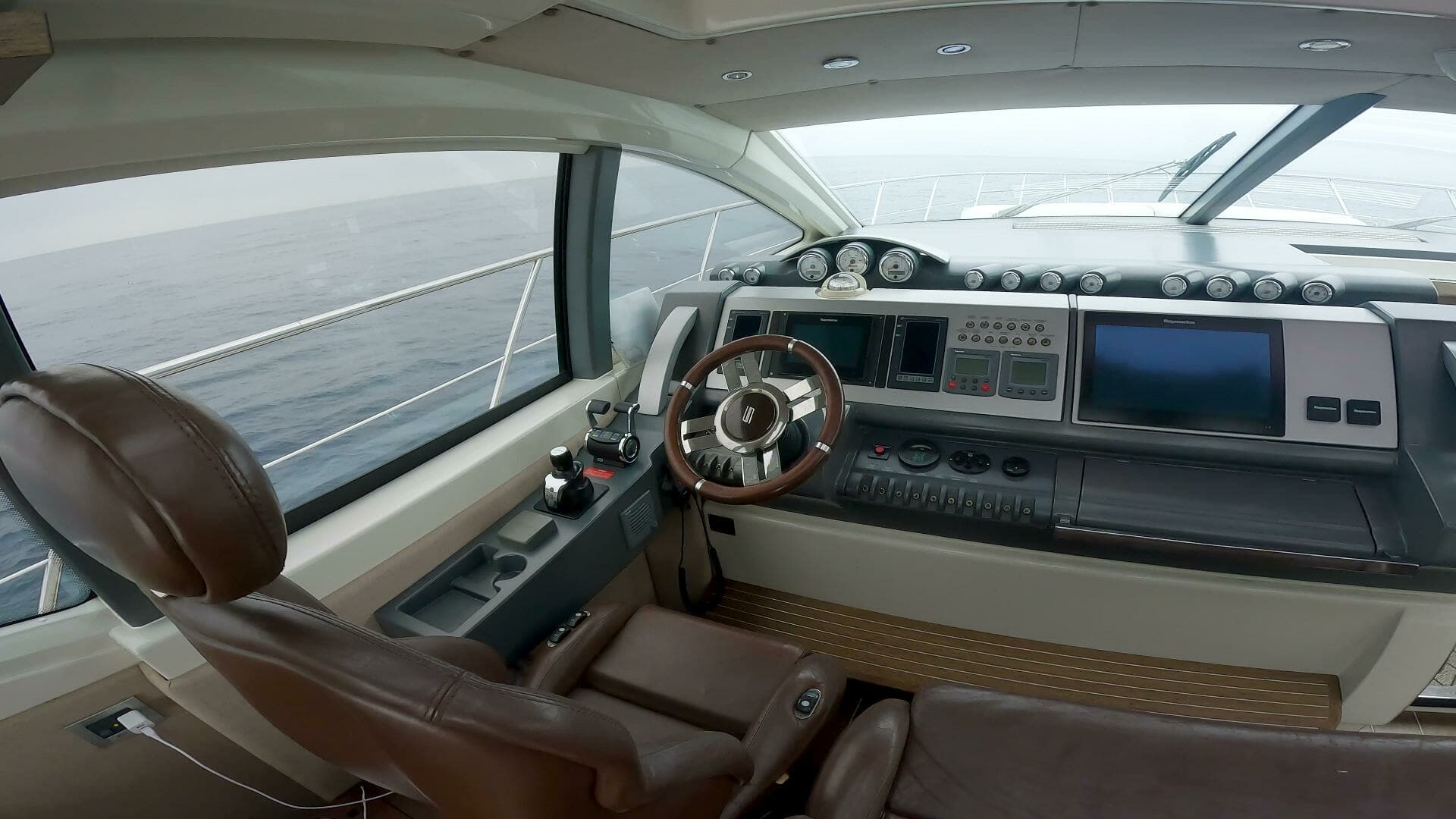 2011 Azimut 68S - Image 4