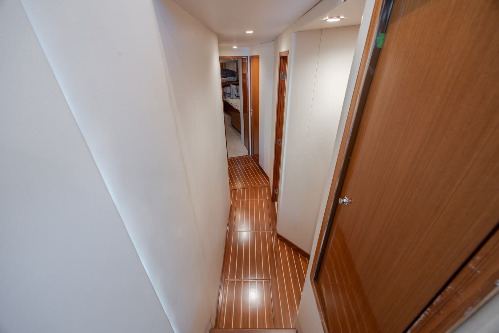 2000 Viking 55 Convertible - Image 22