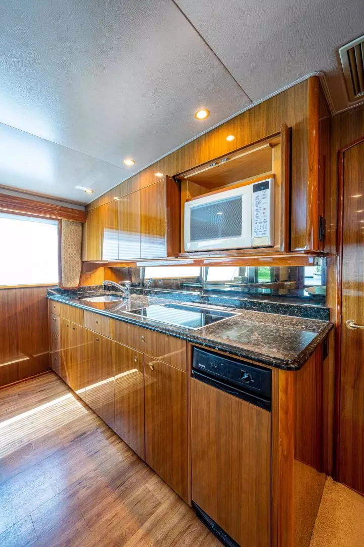 2005 Viking 74 Convertible - Image 8