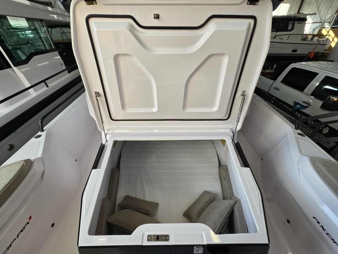2026 Axopar Cross Cabin - Image 7
